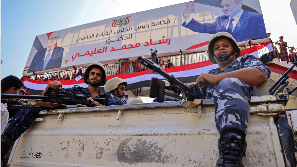 اليمن.. العليمي يصدر قراراً بإنشاء كيانين أمنيين جديدين في عدن