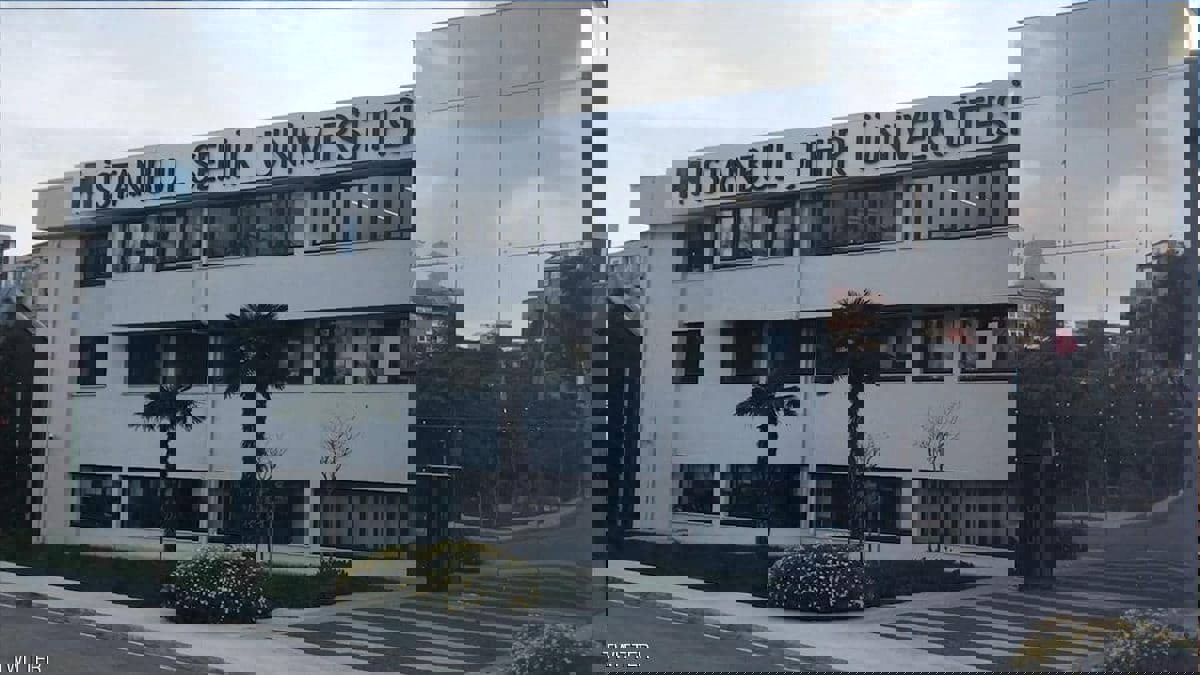 داود أوغلو يتهم أردوغان بـ"الانتقام السياسي" منه بإغلاق جامعة إسطنبول شهير