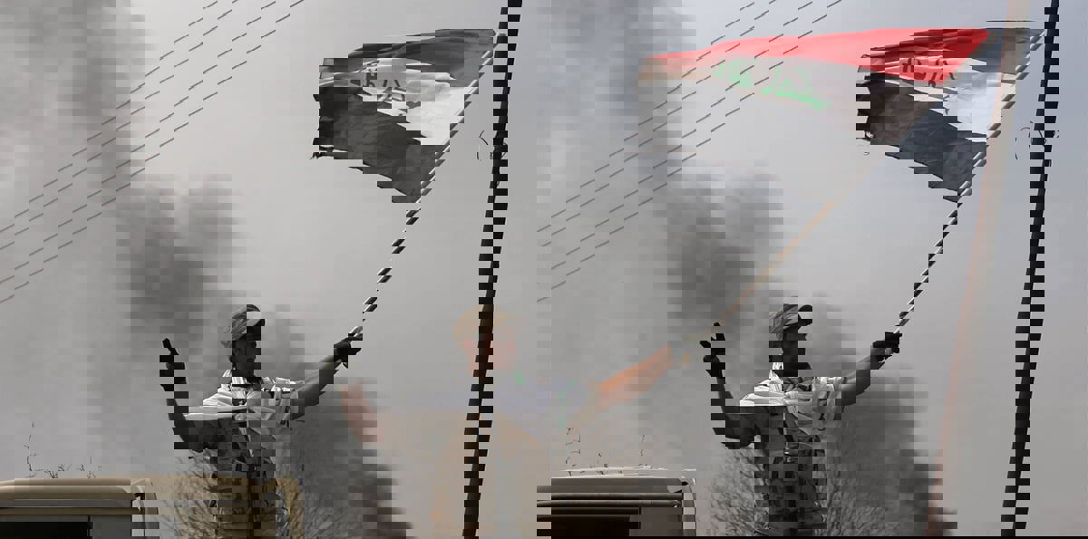 القوات العراقية تنزع العلم الكردي من فوق مبنى محافظة كركوك