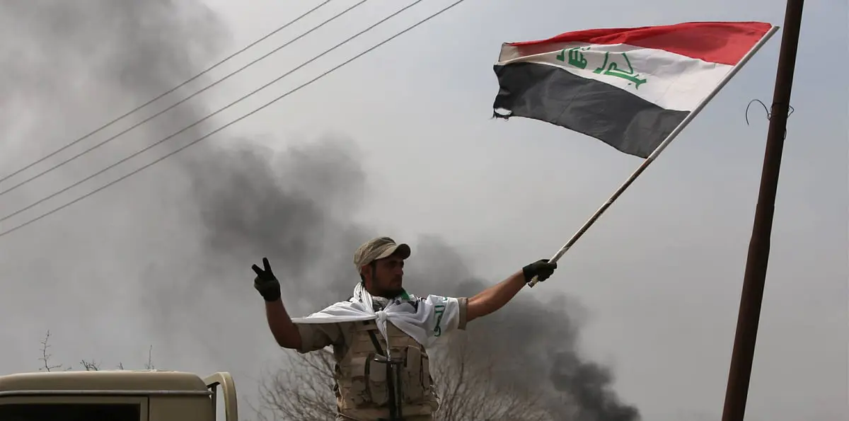 القوات العراقية تنزع العلم الكردي من فوق مبنى محافظة كركوك
