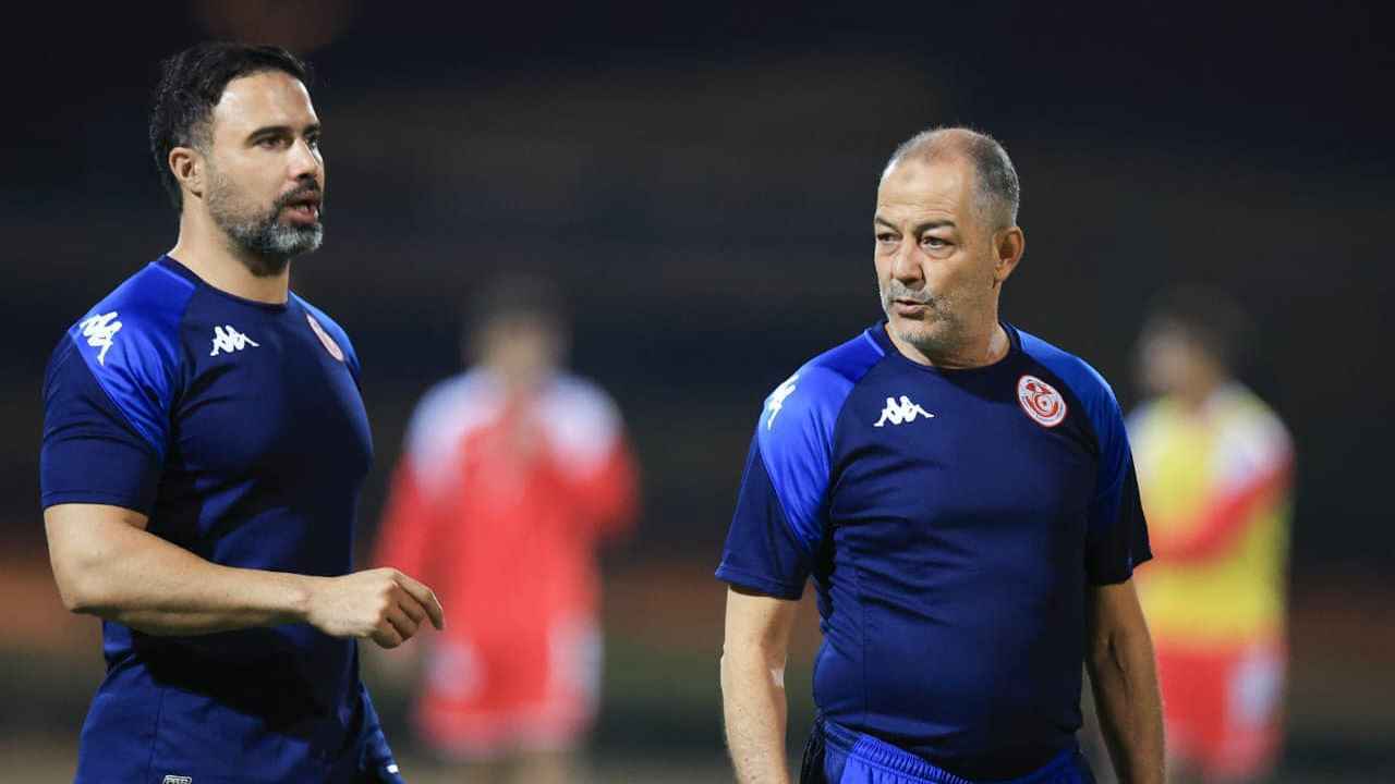 نصح لاعبيه بلعب الورق في الطائرة.. مدرب تونس يثير السخرية قبل مواجهة مدغشقر