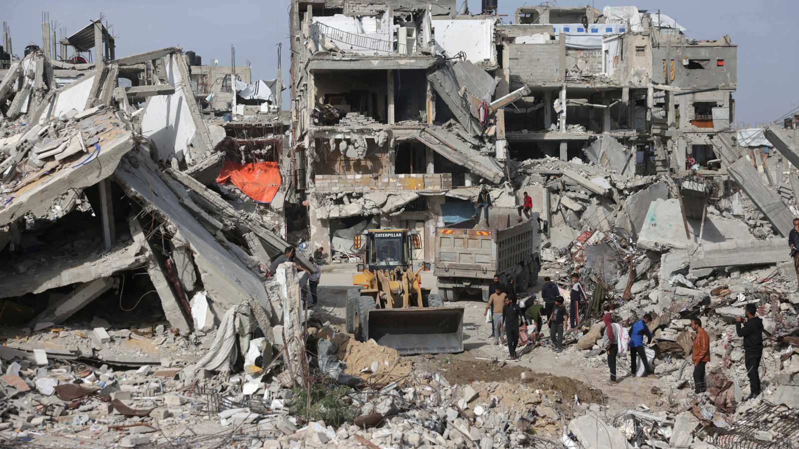 الجيش الإسرائيلي يواصل نسف المنازل.. وانهيار مبنى متصدع على ساكنيه في غزة 