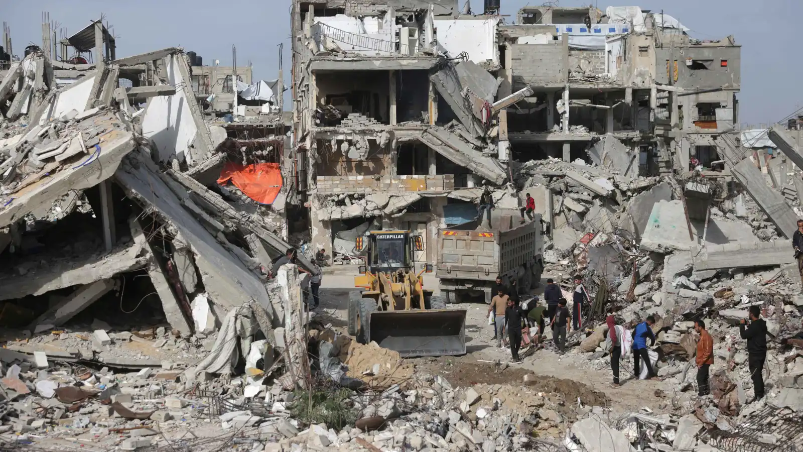 الجيش الإسرائيلي يواصل نسف المنازل.. وانهيار مبنى متصدع على ساكنيه في غزة