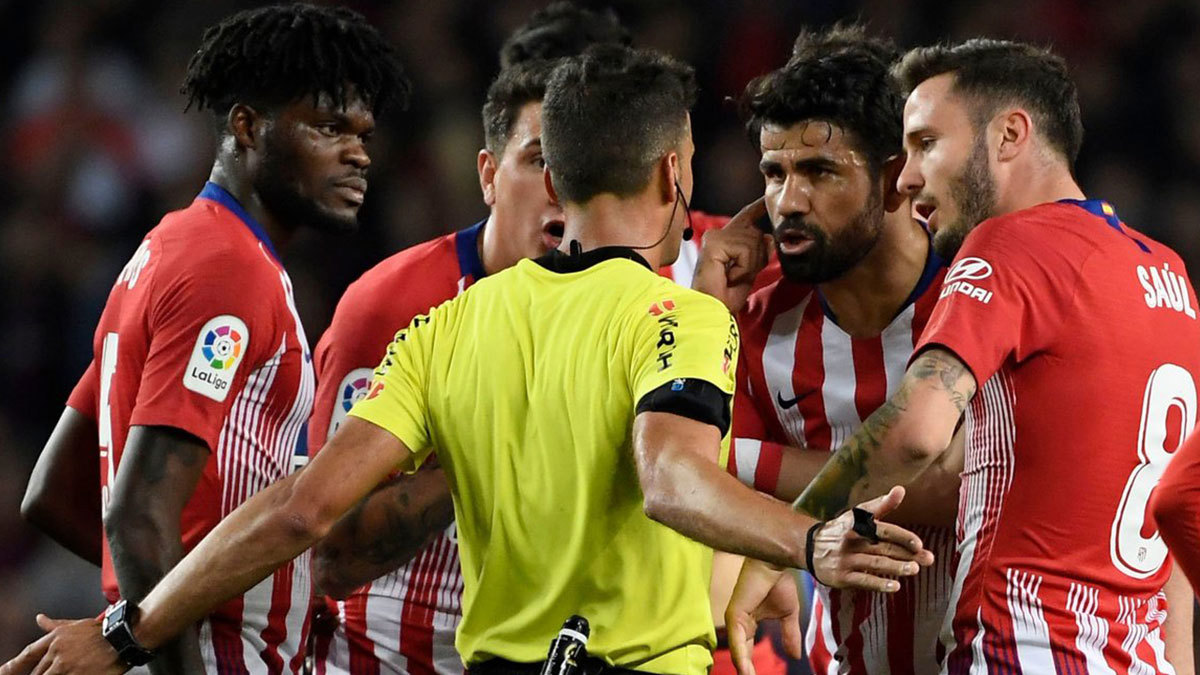 مباراة برشلونة ضد أتلتيكو مدريد.. لقطة طرد دييغو كوستا بعد مشادة مع الحكم (فيديو)