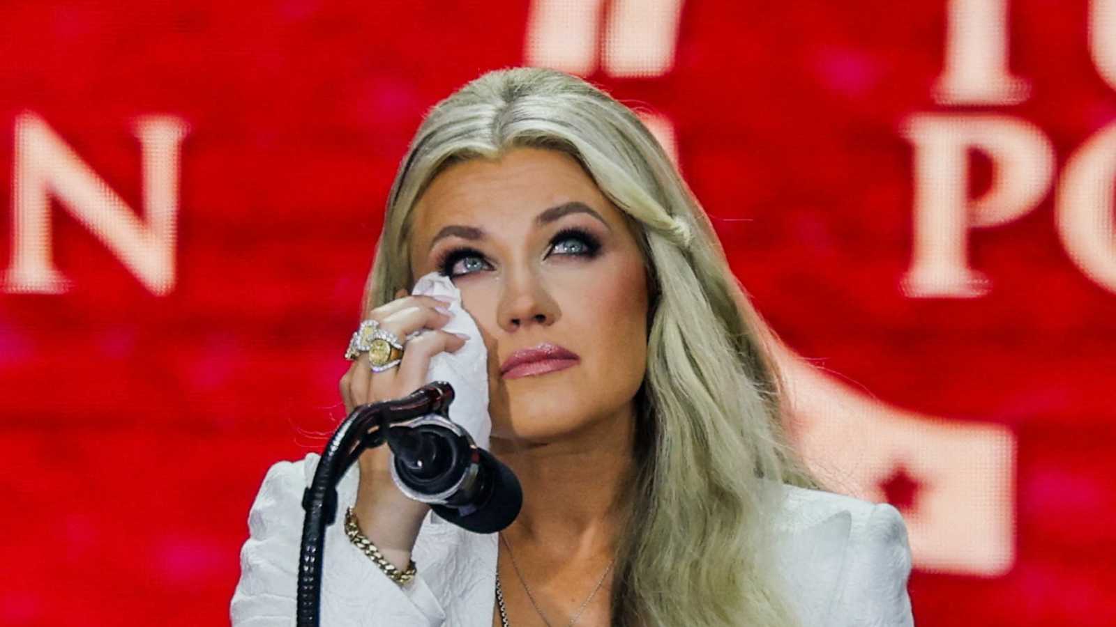 تصدرت المشهد بعد اغتيال زوجها تشارلي.. من هي إريكا كيرك؟