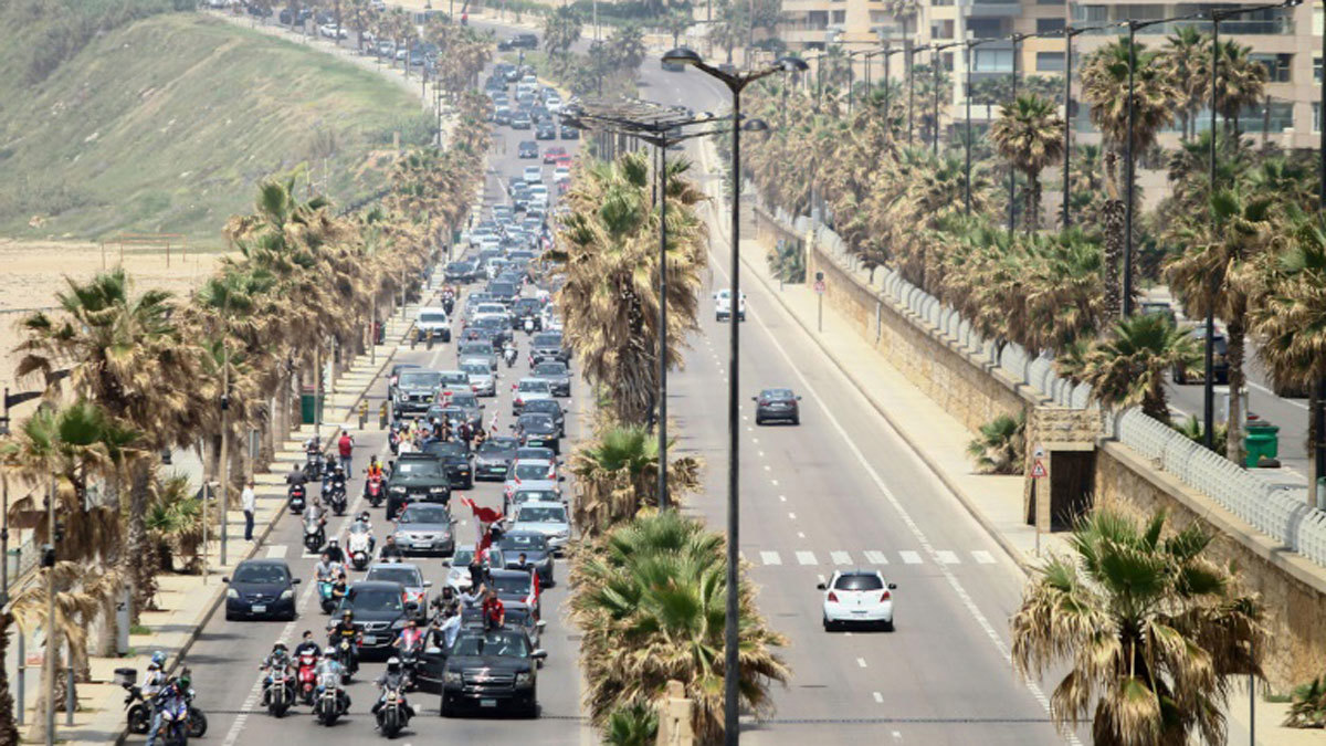 رغم إجراءات كورونا.. لبنانيون يعودون إلى الشارع في احتجاجات بالسيارات (صور)