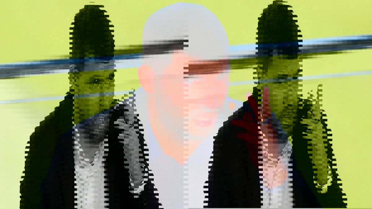 أغويرو يتلقى 4 عروض للعمل أحدها في مانشستر سيتي