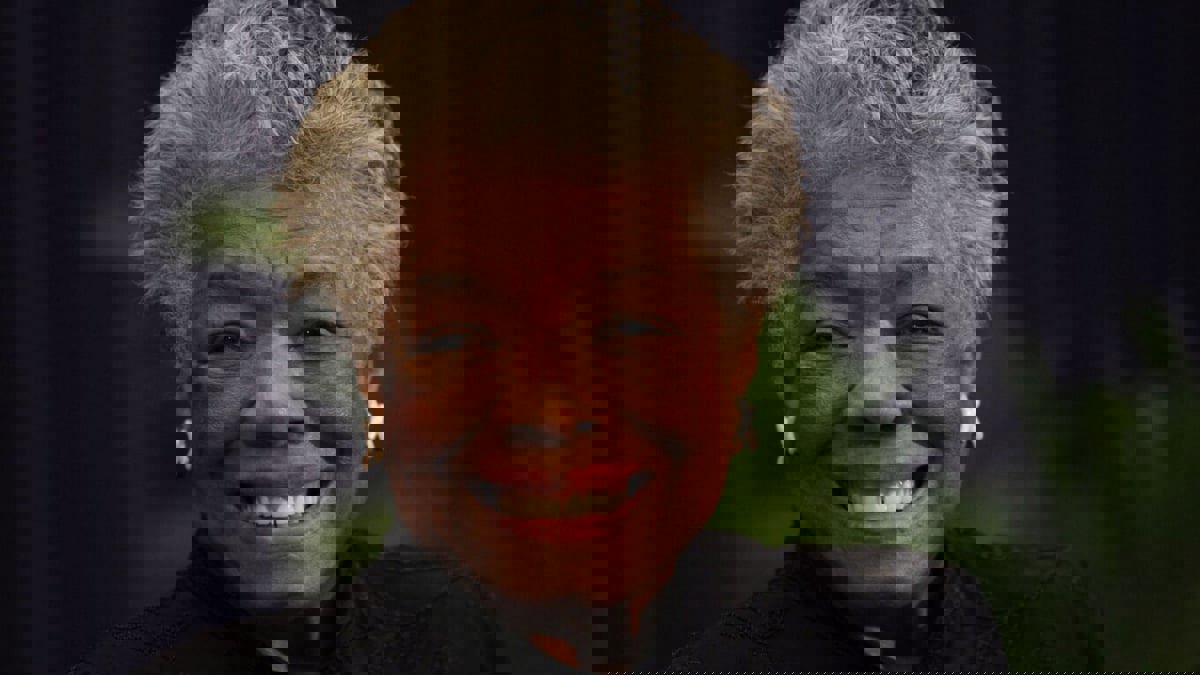 للمرة الأولى.. صورة شاعرة سوداء على عملة معدنية أمريكية