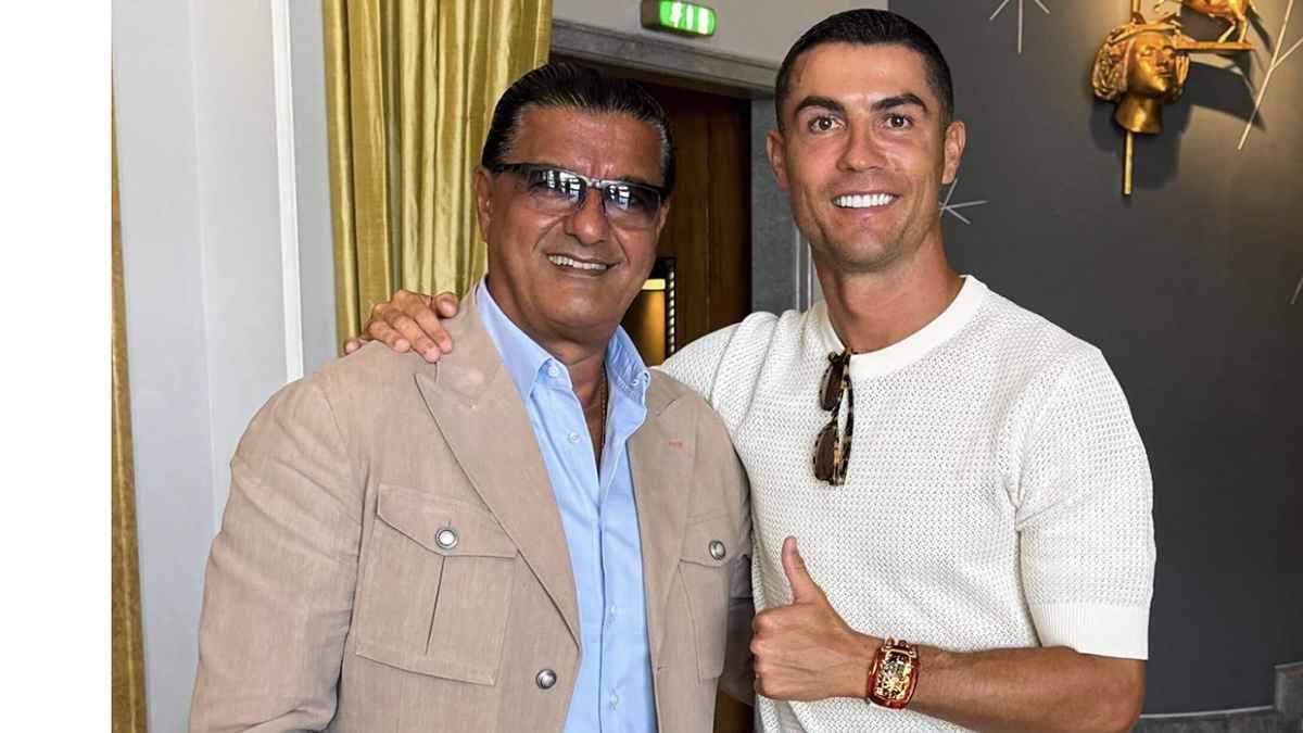 مليون ونصف دولار في يده.. كريستيانو رونالدو يشتري ساعة خرافية (فيديو)