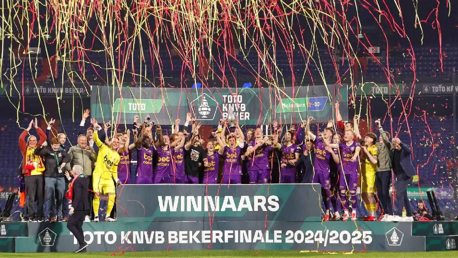 بعد التتويج لأول مرة.. احتفال غريب من فريق هولندي بلقب الكأس (فيديو وصور)