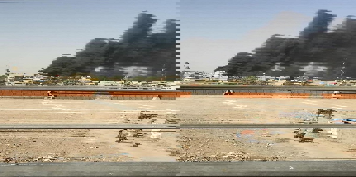 بالصور.. النيران تلتهم مخزنًا لصناديق الاقتراع في بغداد