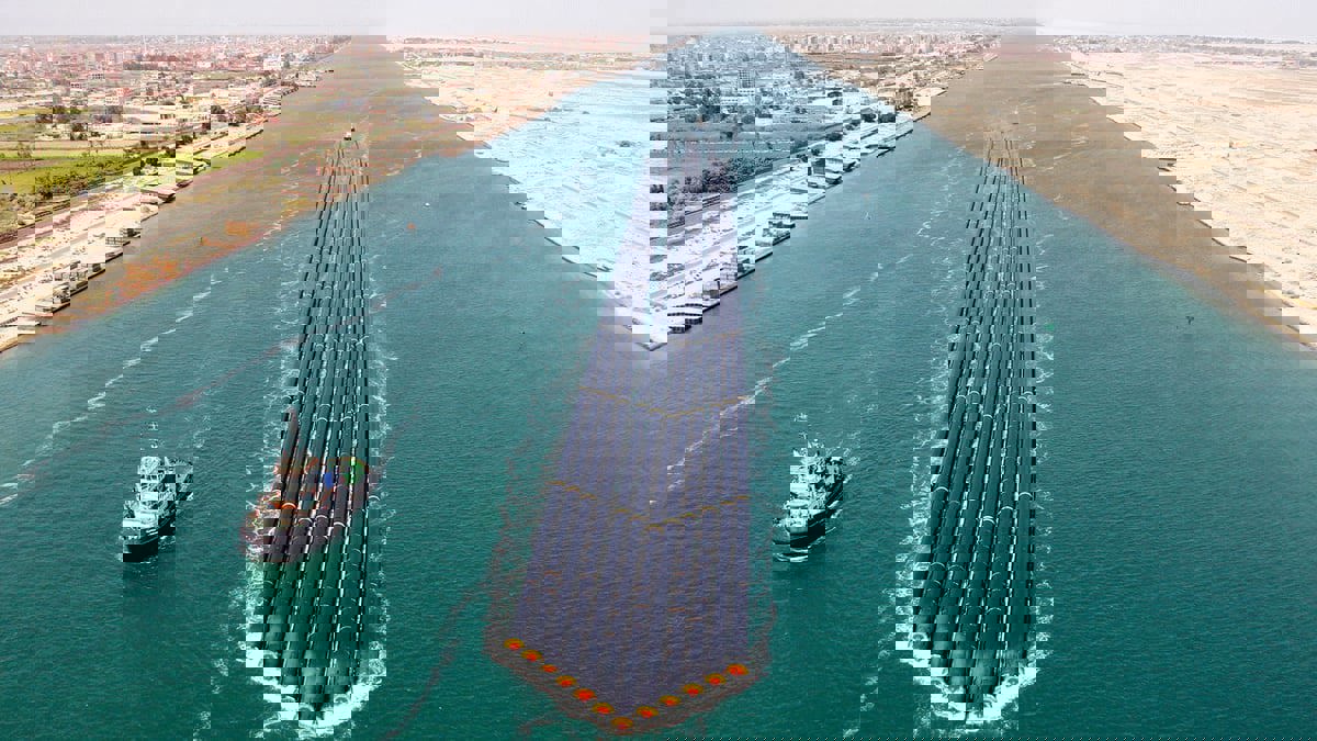 مصر.. تعويم سفينة عملاقة بعد جنوحها وتعطيل حركة السفن بقناة السويس