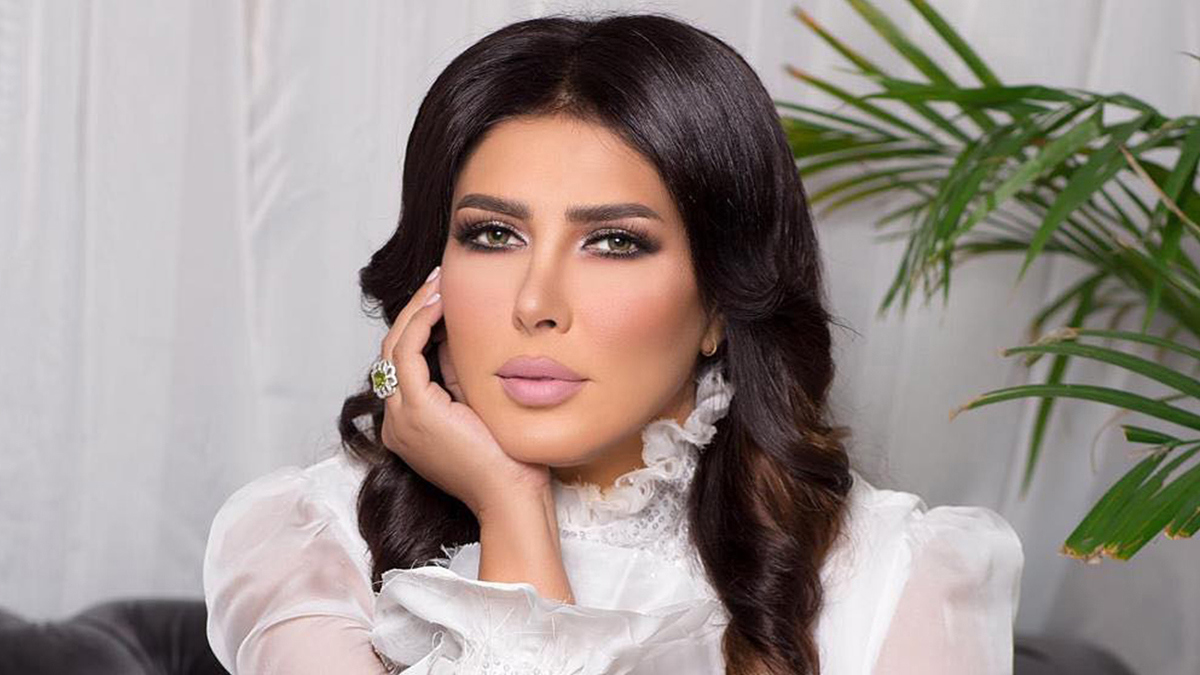 الفنانة البحرينية زهرة عرفات تُشعل مواقع التواصل الاجتماعي بـ"قبلة" لصالح الراشد 