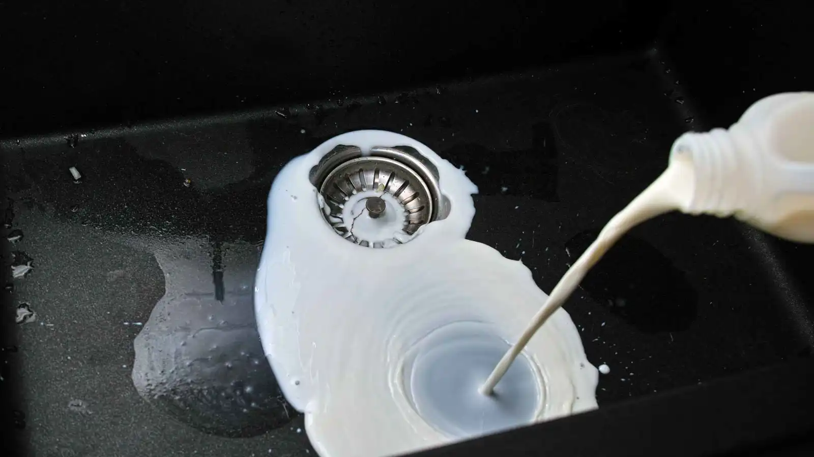 منها الحليب.. ما أضرار سكب مخلفات المنازل في أحواض المصارف؟