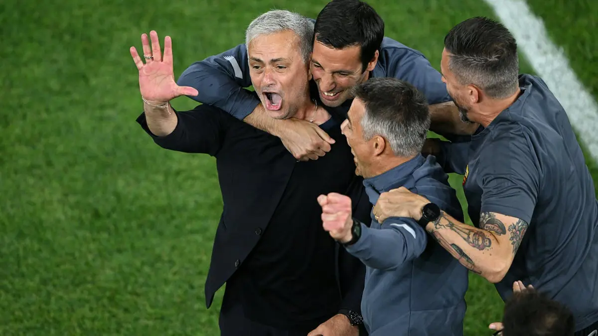 مورينيو يبكي بعد تتويج روما بدوري المؤتمر الأوروبي ويعلن رغبته في الاستمرار (فيديو)