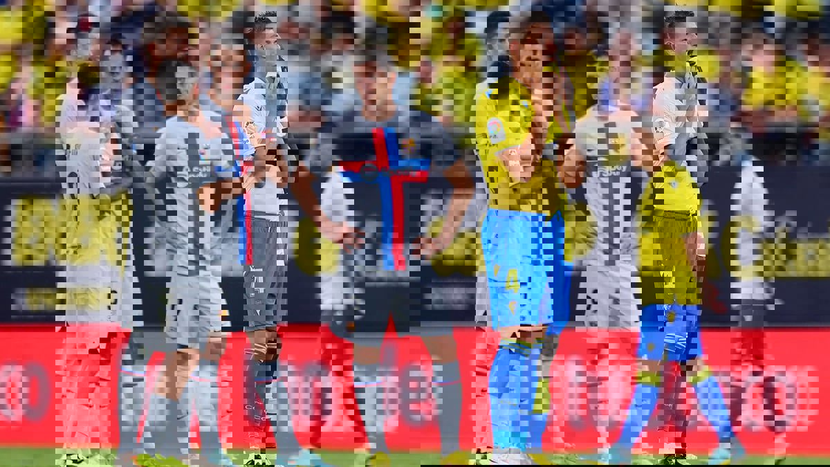 توقف مباراة برشلونة وقادش بسبب إصابة مشجع بأزمة قلبية.. وحارس قادش يهرع بجهاز صدمات كهربائية