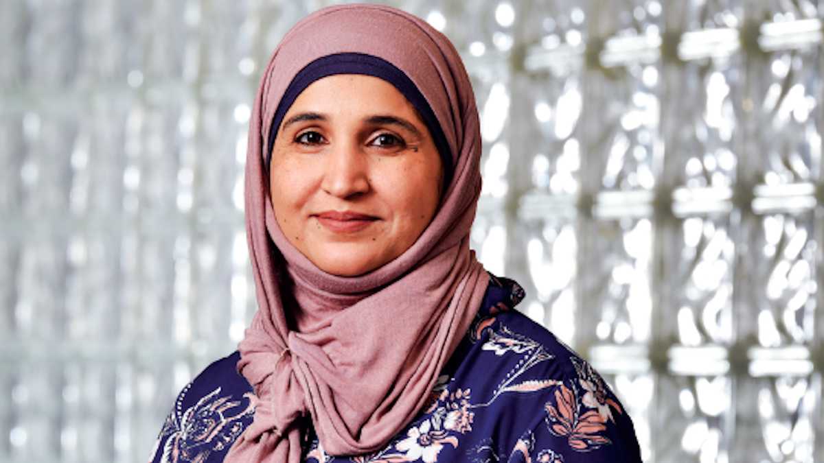 أيقونة الأناقة التي أحيت التراث العُماني.. رحيل المصممة أمل البلوشي