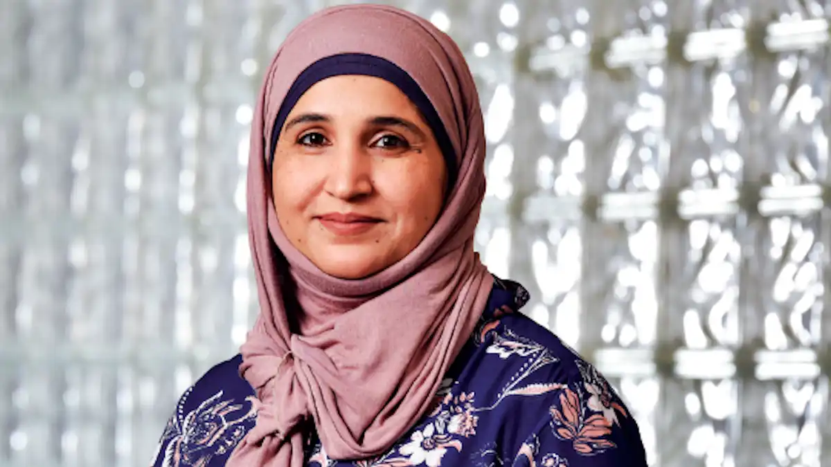 أيقونة الأناقة التي أحيت التراث العُماني.. رحيل المصممة أمل البلوشي