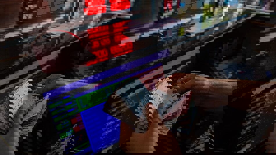 الليرة التركية تتراجع قبل اجتماع البنك المركزي