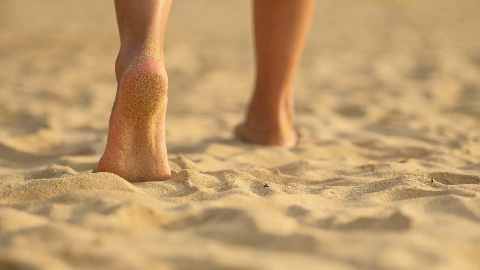 المشي على الرمال أم العشب.. أيهما يحرق سعرات حرارية أكثر؟