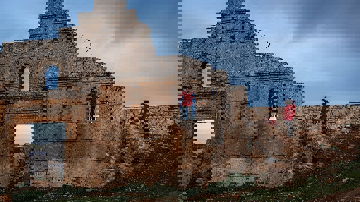 هربا من حرب معاصرة.. نازحون سوريون يلوذون بأطلال حضارات قديمة (صور)