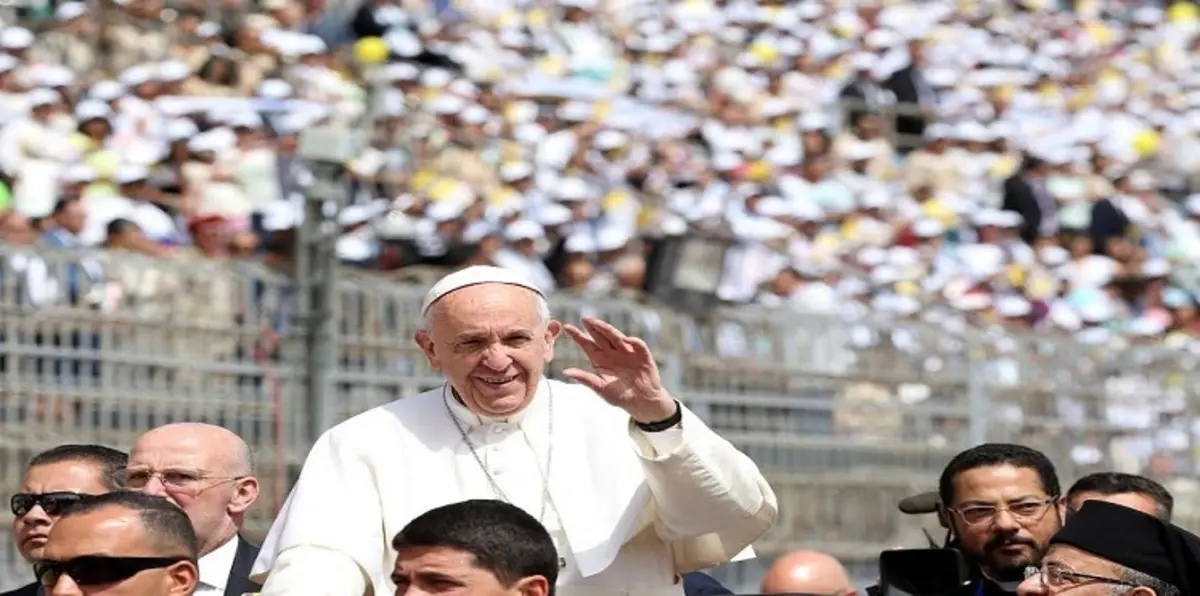 بحضور آلاف الكاثوليك.. البابا فرنسيس يترأس قداسًا في ملعب بالقاهرة (صور) 