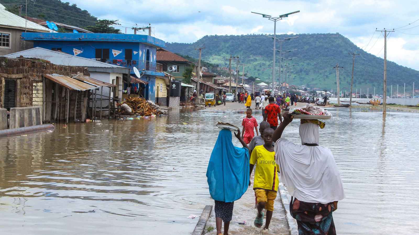 نيجيريا.. ارتفاع ضحايا الفيضانات إلى نحو 150 قتيلاً (فيديو)