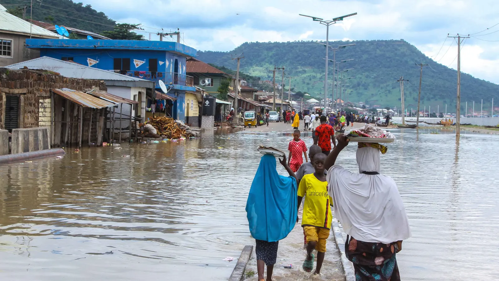 نيجيريا.. ارتفاع ضحايا الفيضانات إلى نحو 150 قتيلاً (فيديو)