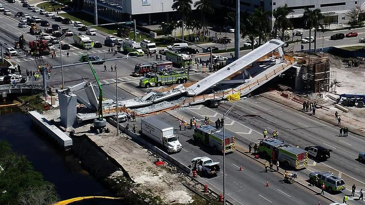 مصرع 3 أشخاص إثر انهيار جسر في الصين (فيديو)