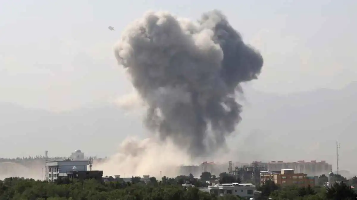 بعد رصد صوت طائرة مقاتلة.. انفجارات ضخمة تهز كابول  (فيديو)