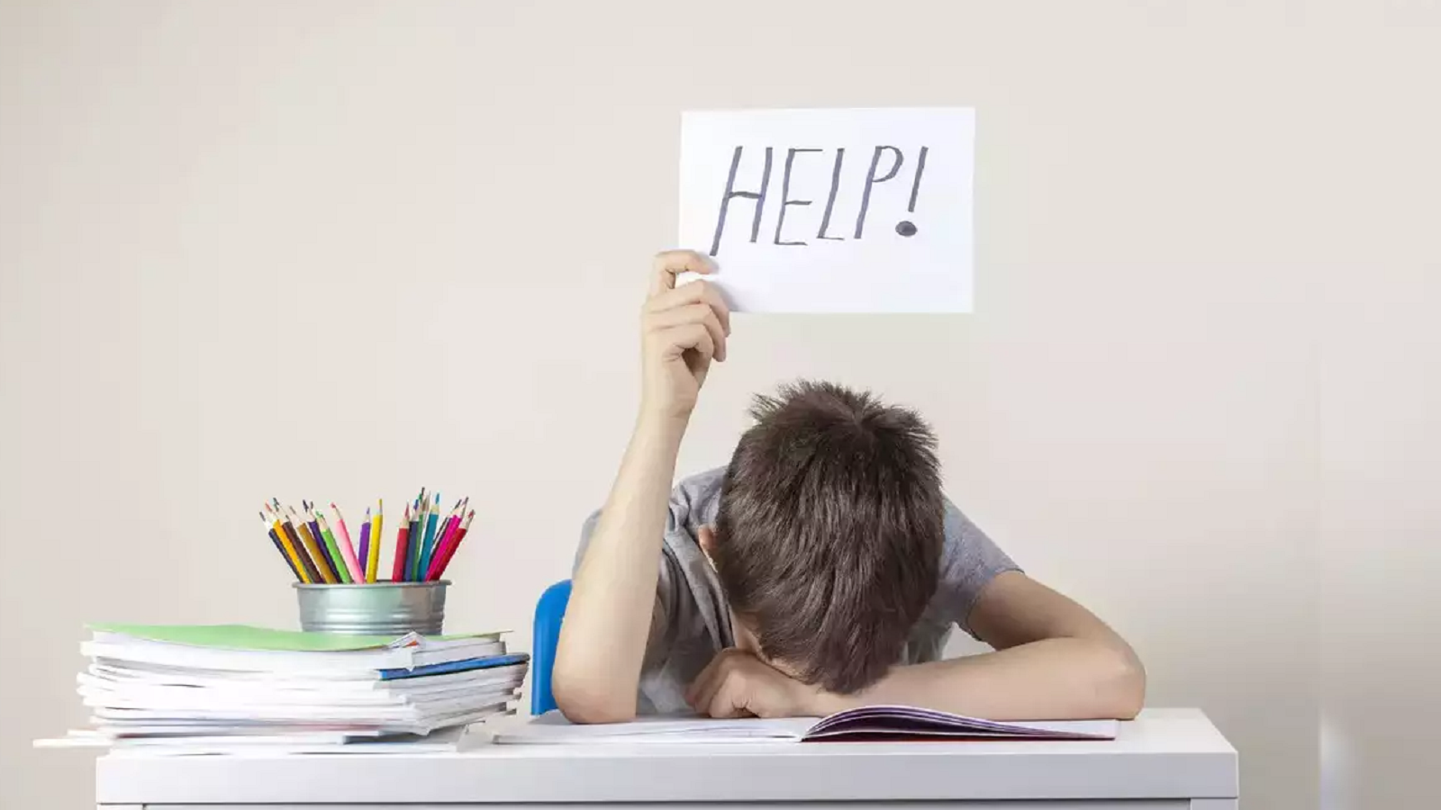 كيف تساعد الطفل على التعامل مع قلقه أثناء الامتحانات؟