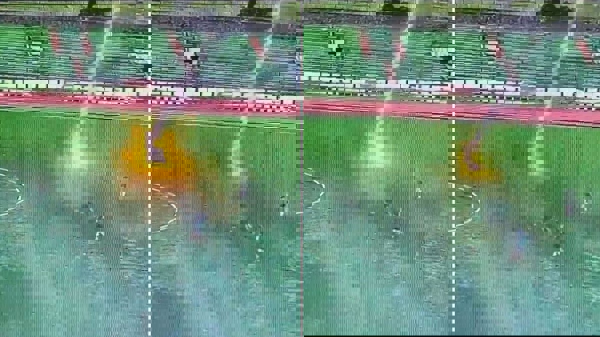 وفاة لاعب بعد إصابته بصاعقة خلال مباراة في إندونيسيا (فيديو)