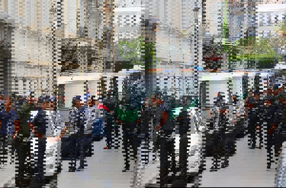 الجزائر.. القبض على شبكة لتهريب الأحجار الكريمة