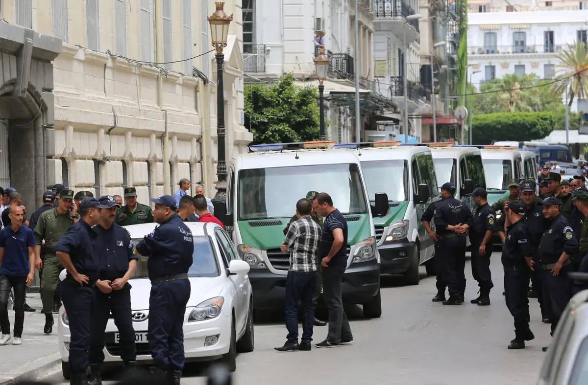 الجزائر.. القبض على شبكة لتهريب الأحجار الكريمة