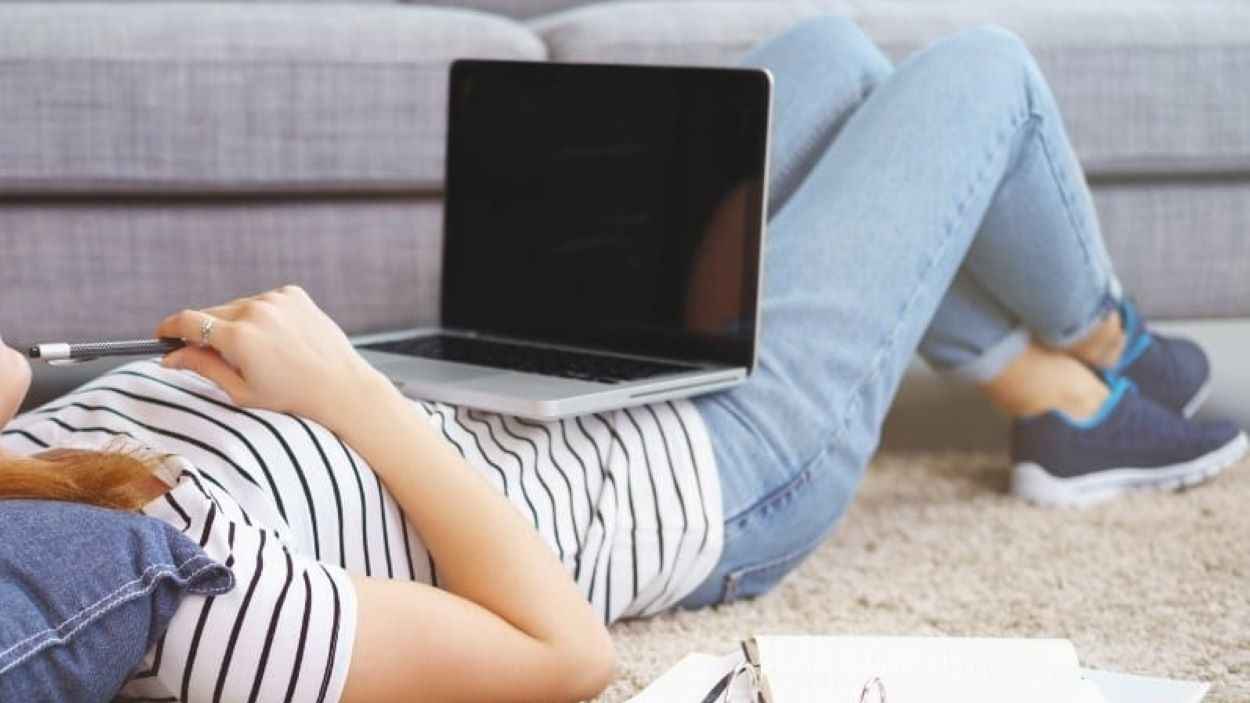عادة تهدد الخصوبة.. هل تضع اللابتوب على بطنك؟