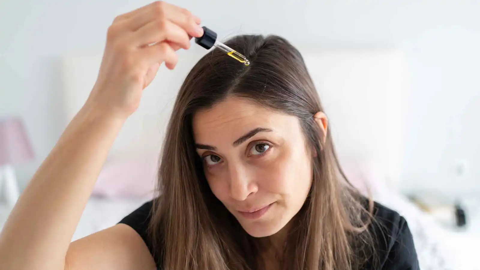 "قد تفاقم المشكلة".. خبراء يحذرون من حيل الإنترنت لعلاج تساقط الشعر