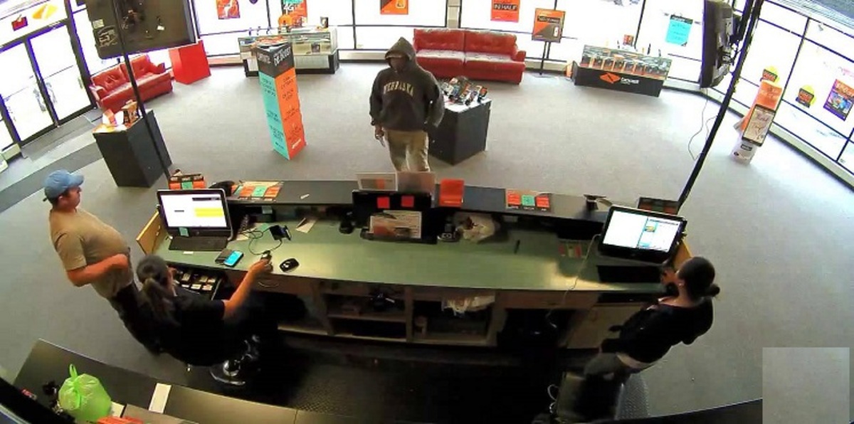 لص يحتال على متجر شهير بطريقة عجيبة