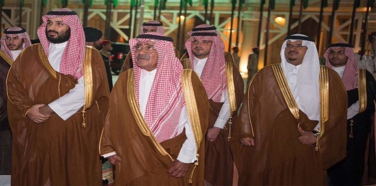 بالصور.. الحزن يأخذ مداه في نفس الأمير السعودي مقرن بن عبدالعزيز بوفاة نجله
