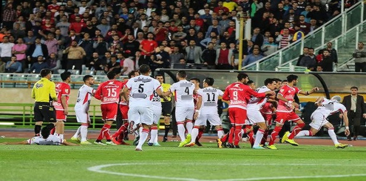 نادٍ إيراني يهدد بالانسحاب من الدوري بسبب شعارات مناوئة