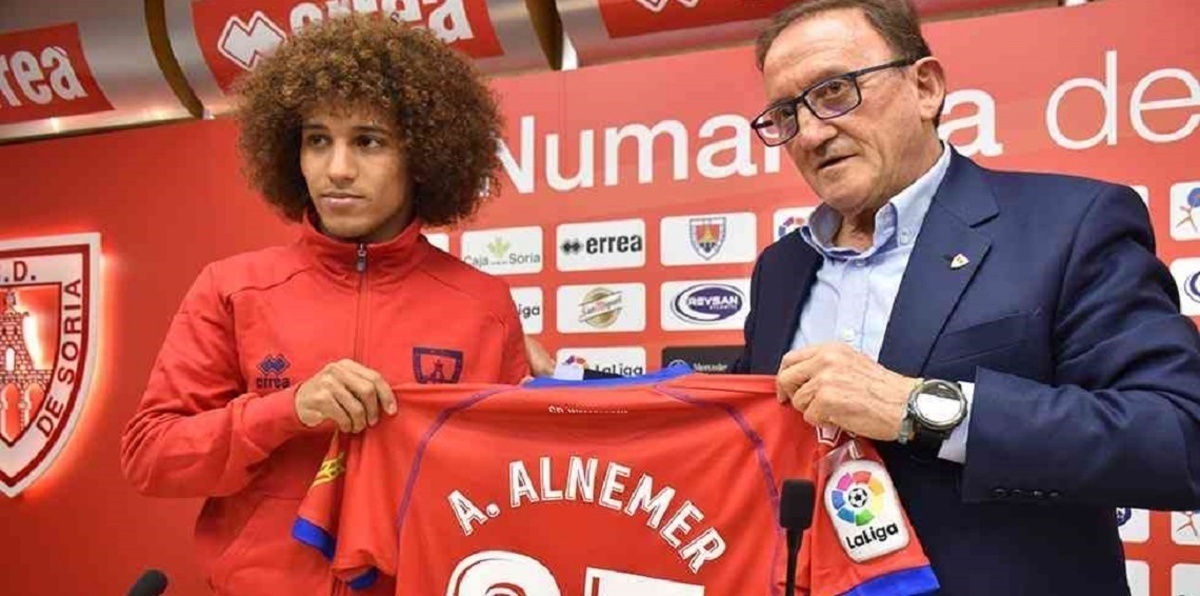 علي النمر على دكة البدلاء في مباراة نومانسيا وألباسيتي (صورة)