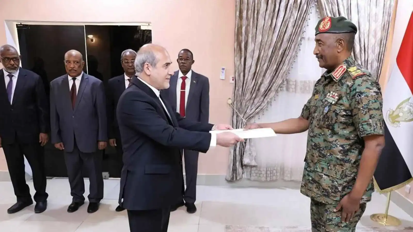 البرهان يفتح أبواب بورتسودان لإيران.. "حسابات بحرية" لتدارك الانهيار الميداني