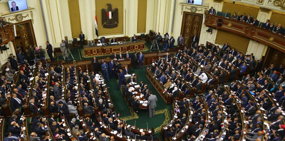 حكومة مصر تسعى لموافقة البرلمان على إضافة 100 مليار جنيه لموازنة 2016-2017
