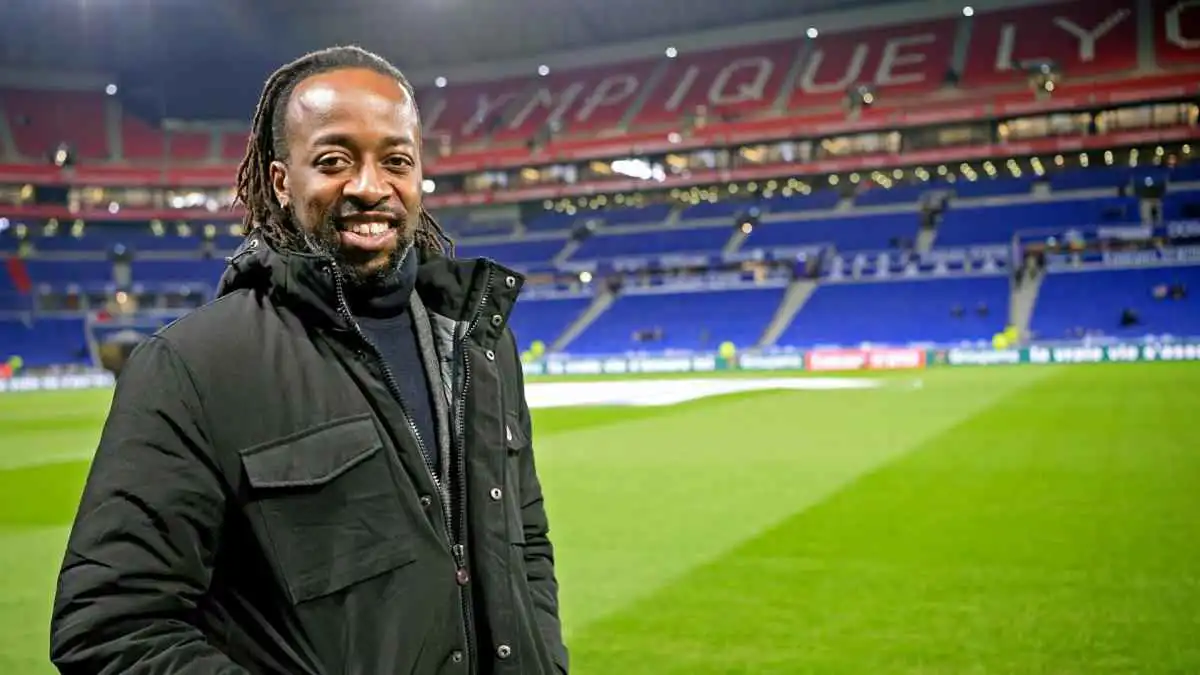 زميل كريم بنزيما السابق يروي قصة نجاته من بتر ساقه بسبب كرة القدم