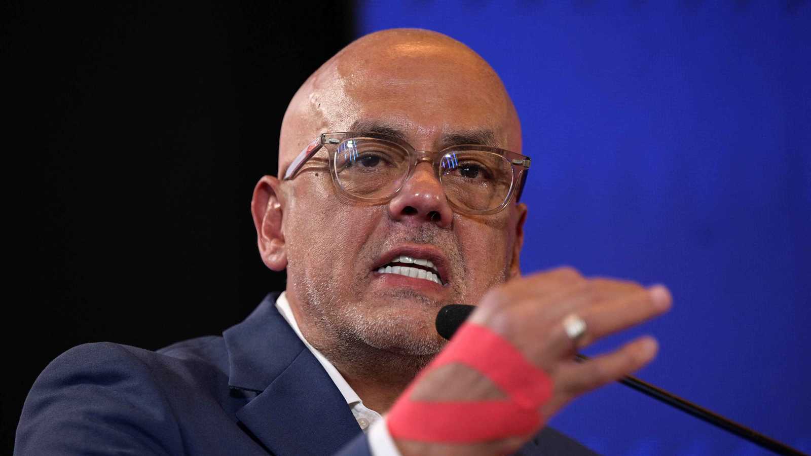 رئيس برلمان فنزويلا يتعهد باستخدام "كل الوسائل" لضمان عودة مادورو