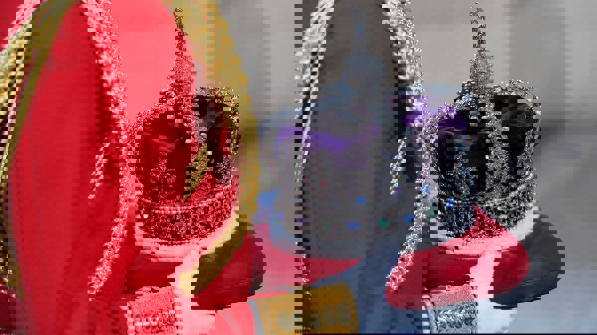 ما سر الماسة التي تزين التاج الملكي البريطاني؟ ولماذا تطالب دول بها؟