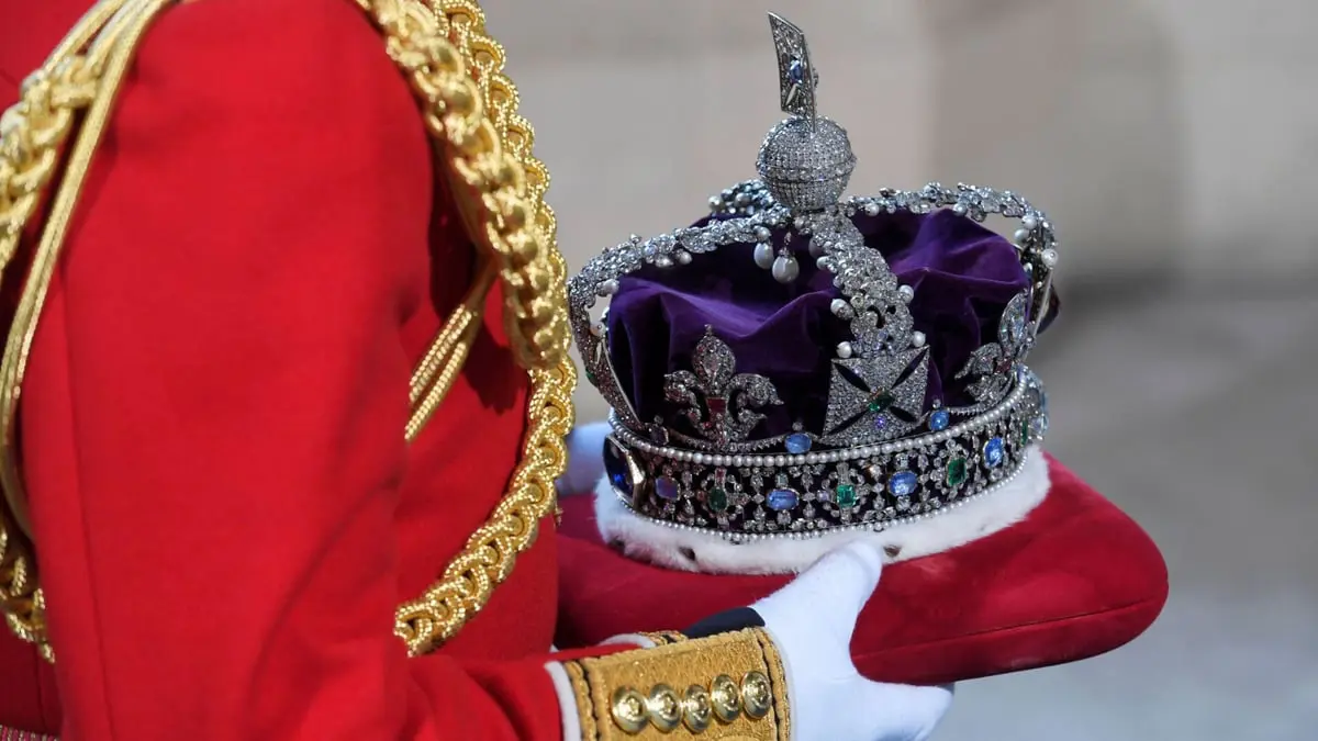 ما سر الماسة التي تزين التاج الملكي البريطاني؟ ولماذا تطالب دول بها؟