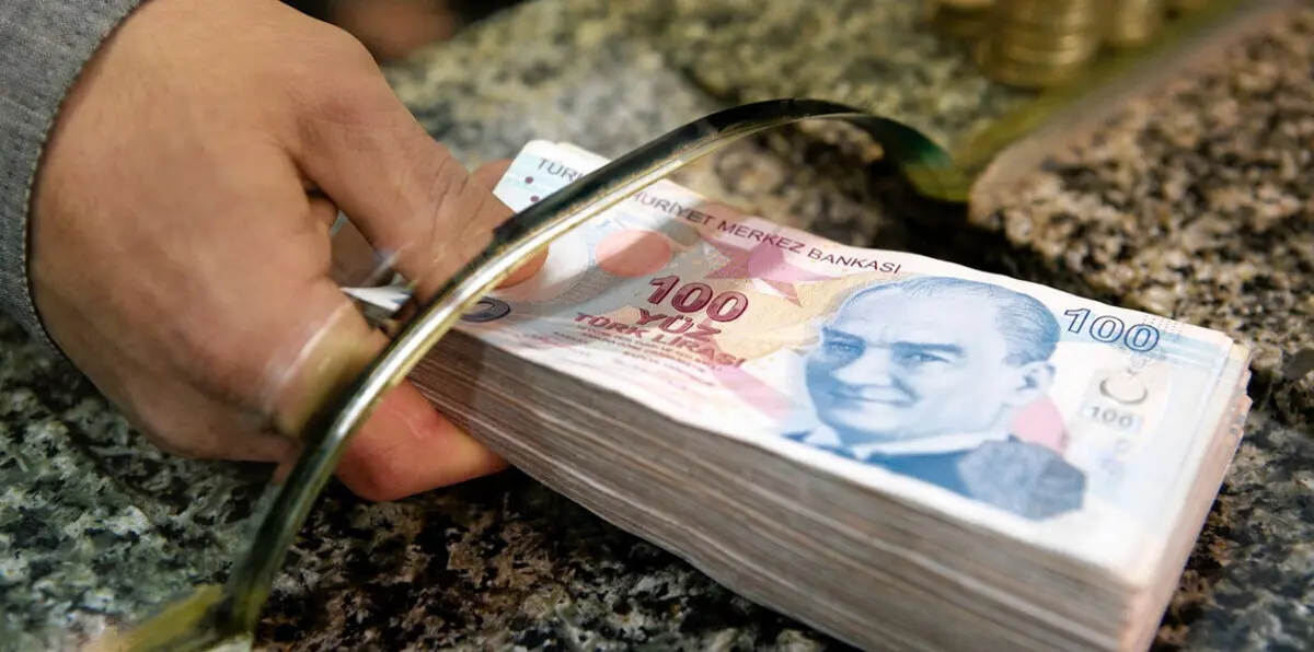 العملة التركية تتراجع إلى 4 ليرات للدولار بفعل مخاوف اقتصادية