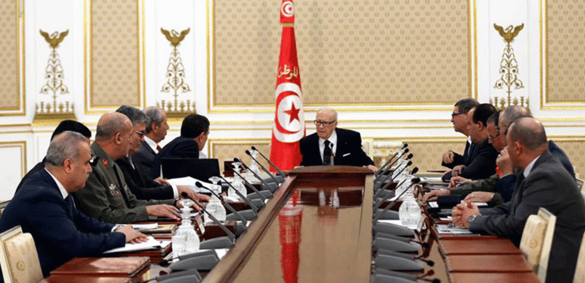 تونس تقرر إغلاق حدودها مع ليبيا بعد تفجير حافلة الحرس الرئاسي