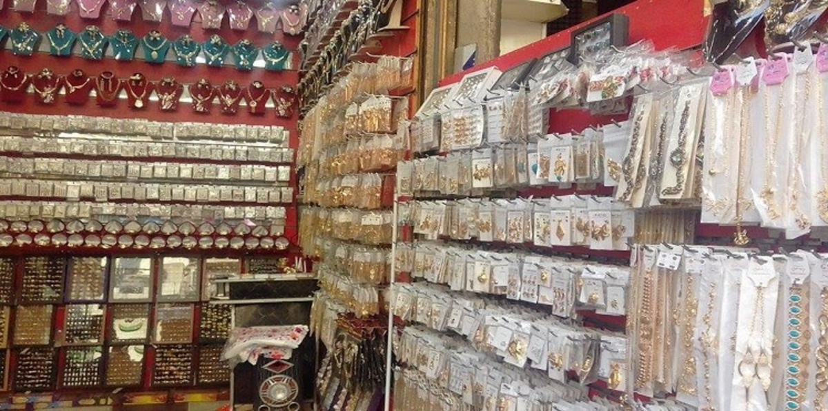 المصريون يلجأون للإكسسوارات هربًا من غلاء الذهب (صور)