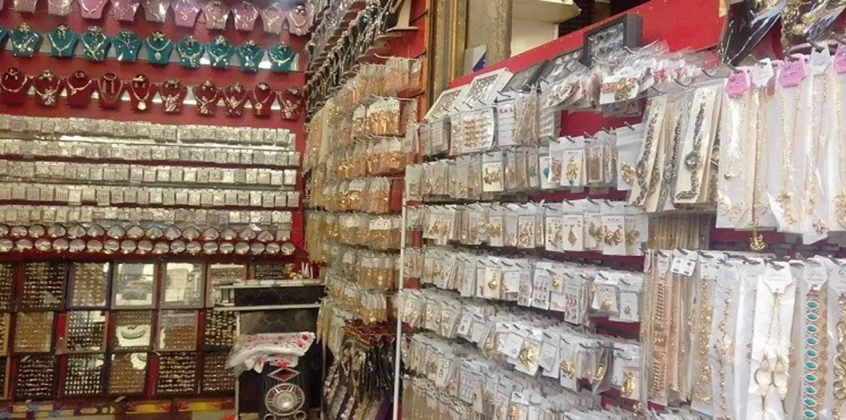 المصريون يلجأون للإكسسوارات هربًا من غلاء الذهب (صور)